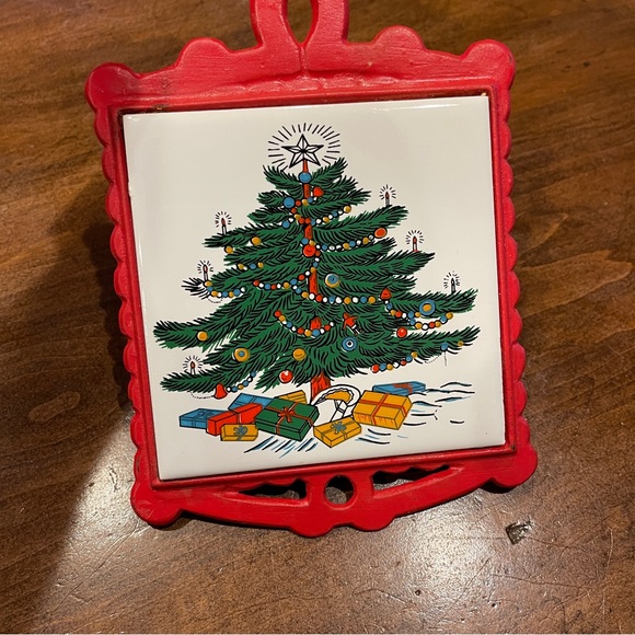 Vintage Festive Red and Green Christmas Tree cast iron trivet - Picture 3 of 3